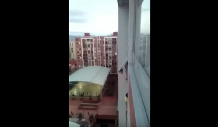 They Heard A Weird Noise Come From Their Neighbor’s Balcony And Found A Dog In Need