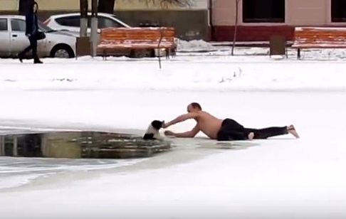 russian-man-saves-biting-dog-from-drowning-in-icy-pond3