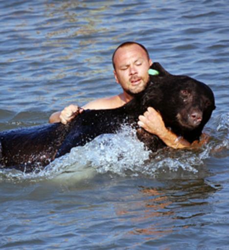 No One Does Anything To Save Animal Drowning In Lake, So Man Dives In For Dangerous Rescue